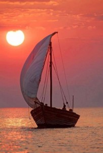 Barque de pêche sur coucher soleil
